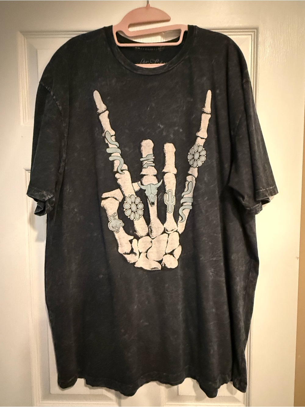 Buckle skelton hand tshirt